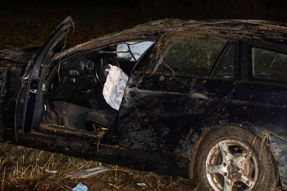 Das schwer beschädigte Auto wurde abgeschleppt.