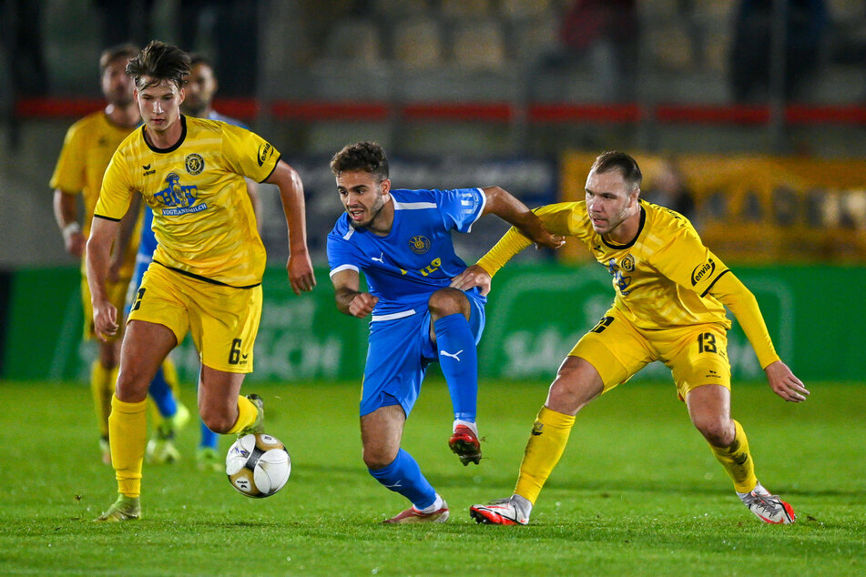 Lok Leipzigs Farid Abderrahmane (M.) im Duell mit den Auerbachern Eric Stiller (l.) und Maximilian Schmidt.