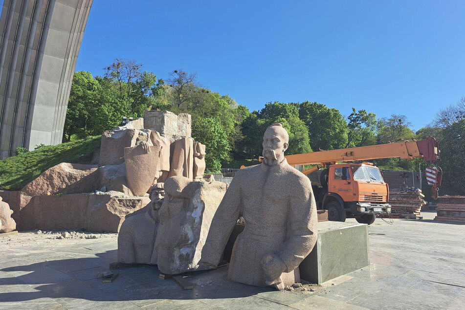 Die Skulpturen wurden zur Sowjetzeit in Kiew errichtet, Dienstag begann ihre Demontage.
