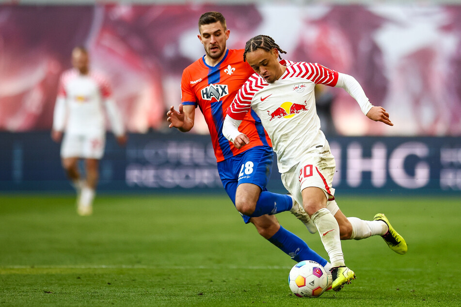 Xavi Simons (21, r.) soll ein Gespräch mit Leverkusen-Coach Xabi Alonso (42) gehabt haben.