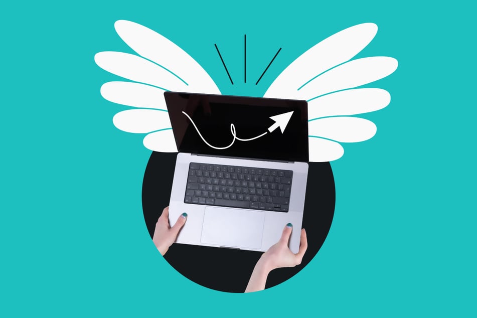 Laptop mit weißen Flügeln und gezeichneter Pfeillinie auf dem Bildschirm