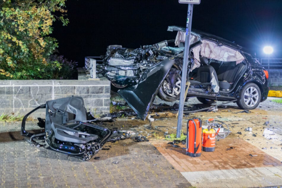 Auto verunglückt auf Niehler Damm: Fünf Personen schwer verletzt, 16-Jährige tot!