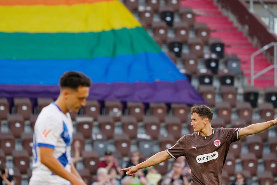 Martijn Kaars (r.) traf in der zweiten Halbzeit zum 2:1 für die Kiezkicker.