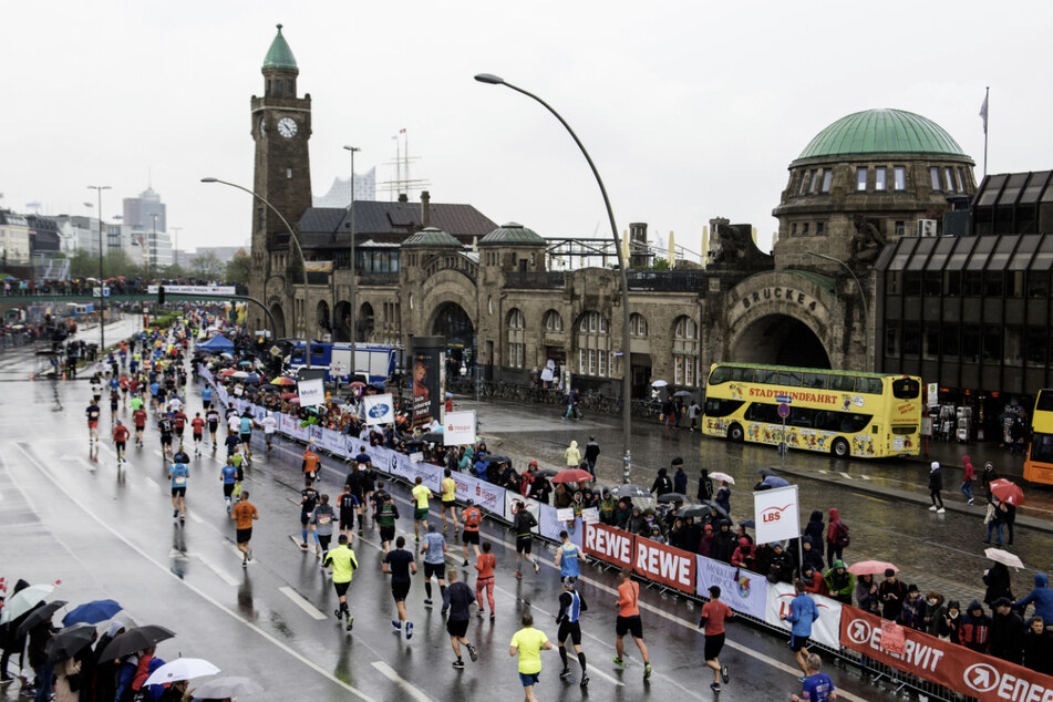 Endlich können die Läufer beim Hamburg Marathon wieder durch die Stadt laufen. (Archivbild)