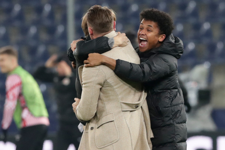 Karim Adeyemi (19, r.) und Matthias Jaissle (33, Mitte) bejubeln den Einzug ins Achtelfinale der Champions League.