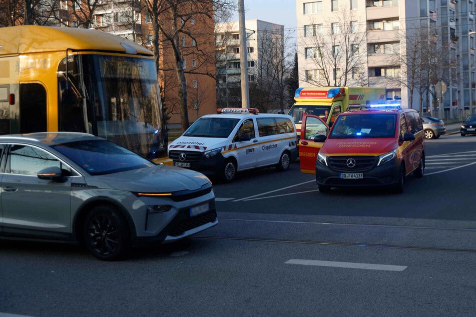 Polizei und Rettungskräfte vor Ort auf der Stübelallee.
