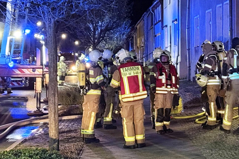 Die Feuerwehr ging unter Atemschutz gegen das Feuer im Keller vor.