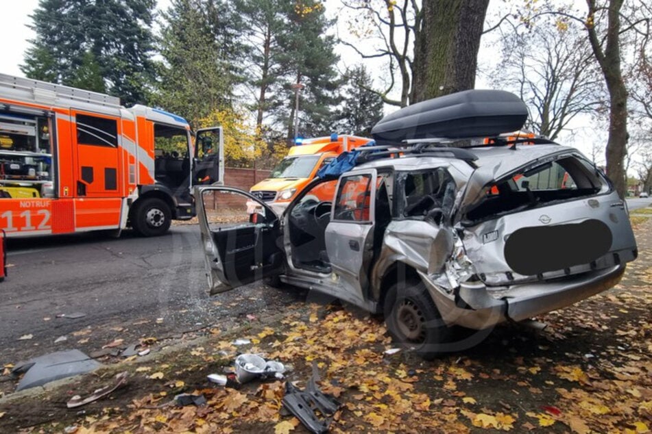 Unfall in Berlin-Mahlsdorf: Mercedes-Transporter kracht in Opel