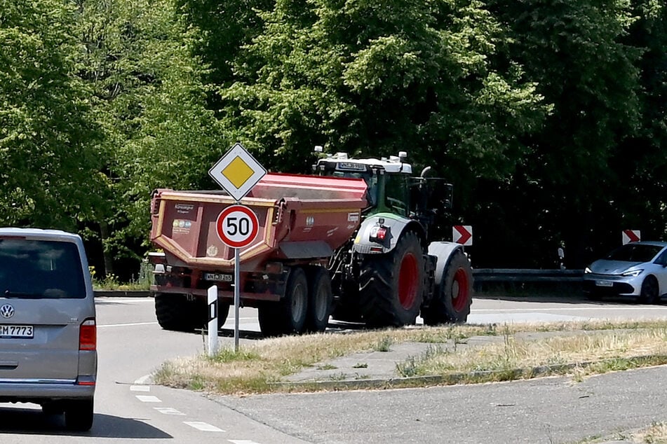 Der 16-Jährige geriet bei dem Unfall unter das Traktor-Gespann und zog sich dabei lebensgefährliche Verletzungen zu. (Symbolfoto)