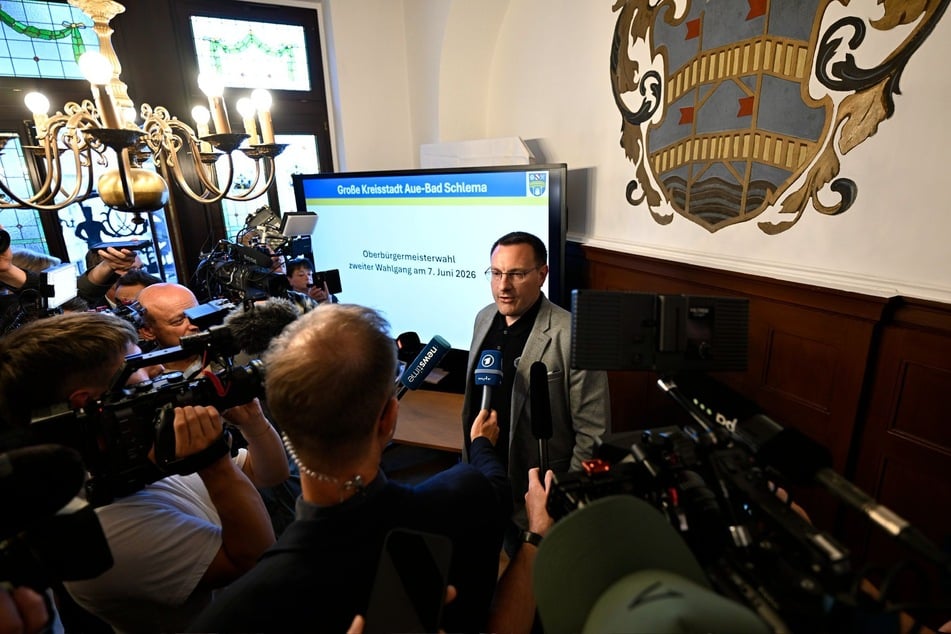 Stefan Hartung trat nach seiner Wahlniederlage vor die Kameras.