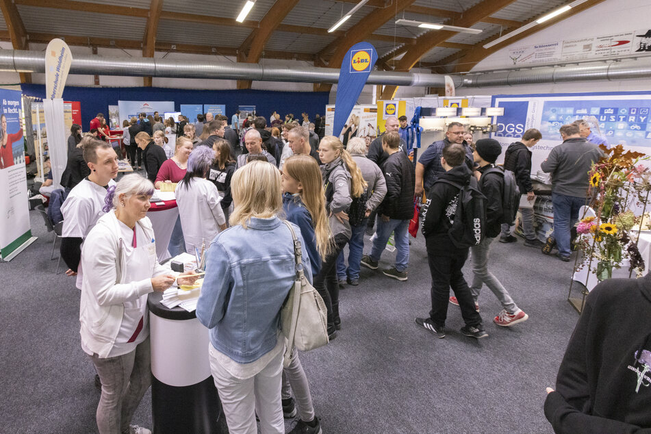 Gleich 77 Unternehmen zahlreicher Branchen präsentieren ihre Stellenangebote und Fortbildungsmöglichkeiten.