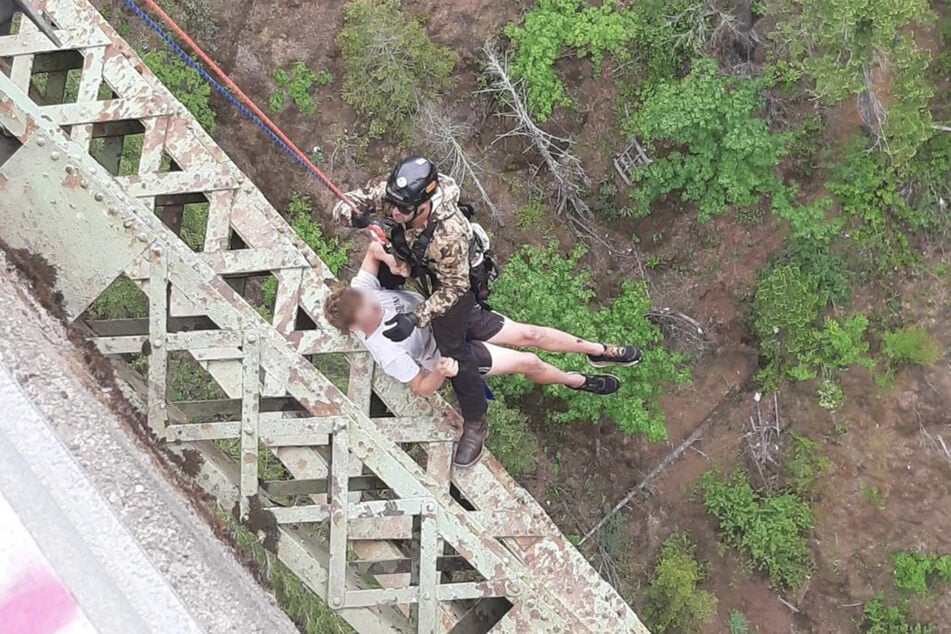 Der junge Mann wurde mit einem Seil gesichert und wieder aus der Schlucht transportiert.