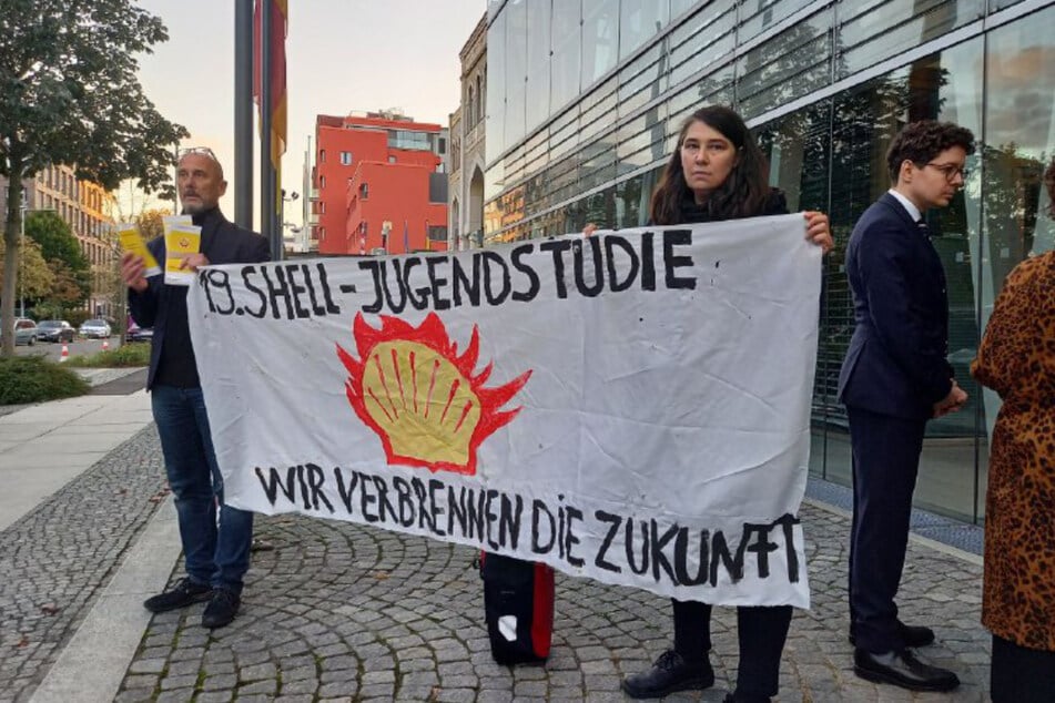 Neben der "Letzten Generation" waren auch Unterstützerinnen und Unterstützer der Klima-Gruppe "Eltern gegen die Fossilindustrie" am Dienstag in Düsseldorf.