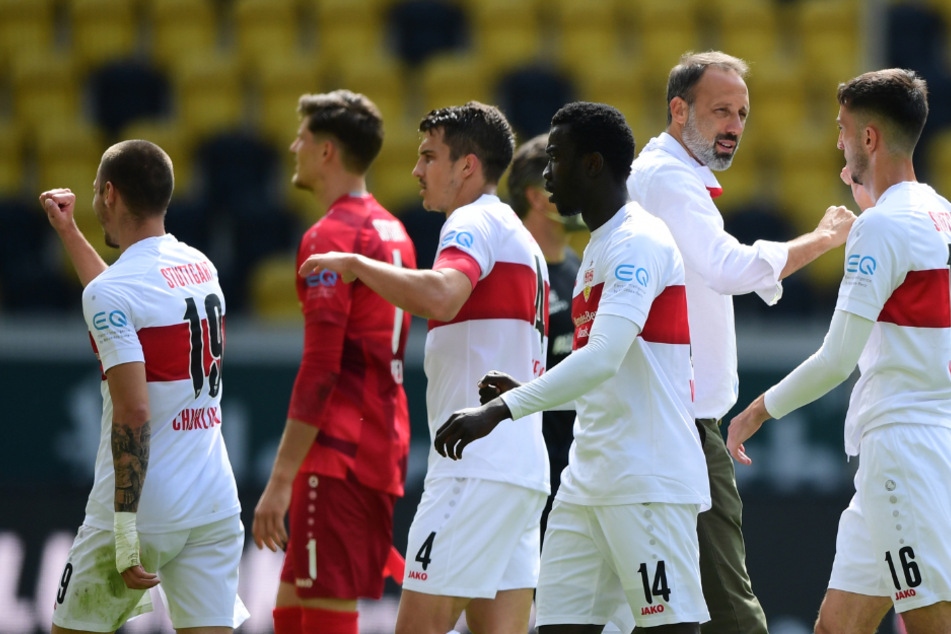 VfB-Coach Pellegrino Matarazzo (2. v. r.) "klatscht" mit seiner Mannschaft nach dem Sieg gegen Dynamo ab.