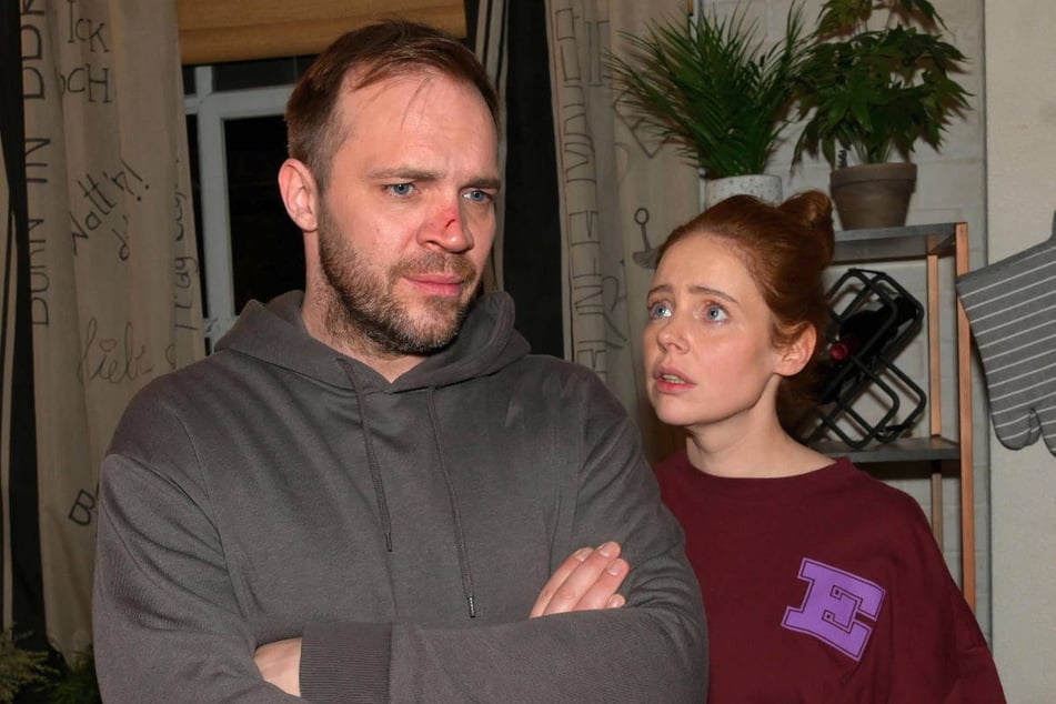 Toni wird zunehmend misstrauisch, als sich Erik in Widersprüche verstrickt.