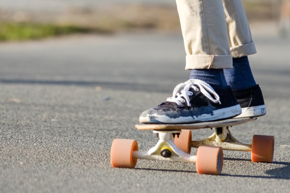 Mann auf Longboard brettert mit 40 Sachen durch Sachsen: Polizei greift ein