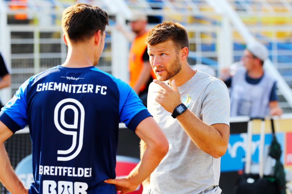 Daniel Berlinski (r., hier im Gespräch mit Danny Breitfelder) trifft am Sonntag zum ersten Mal in seiner Trainerkarriere auf einen Bundesligisten.
