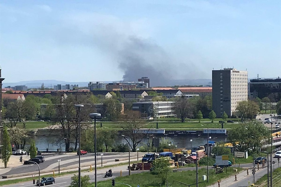 Ein Wohngebäude im Dresdner Stadtteil Prohlis steht in Brand.
