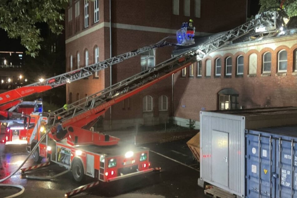 Bei einem Brand auf dem Charité-Campus in Mitte musste die Feuerwehr das Dach an mehreren Stellen öffnen.