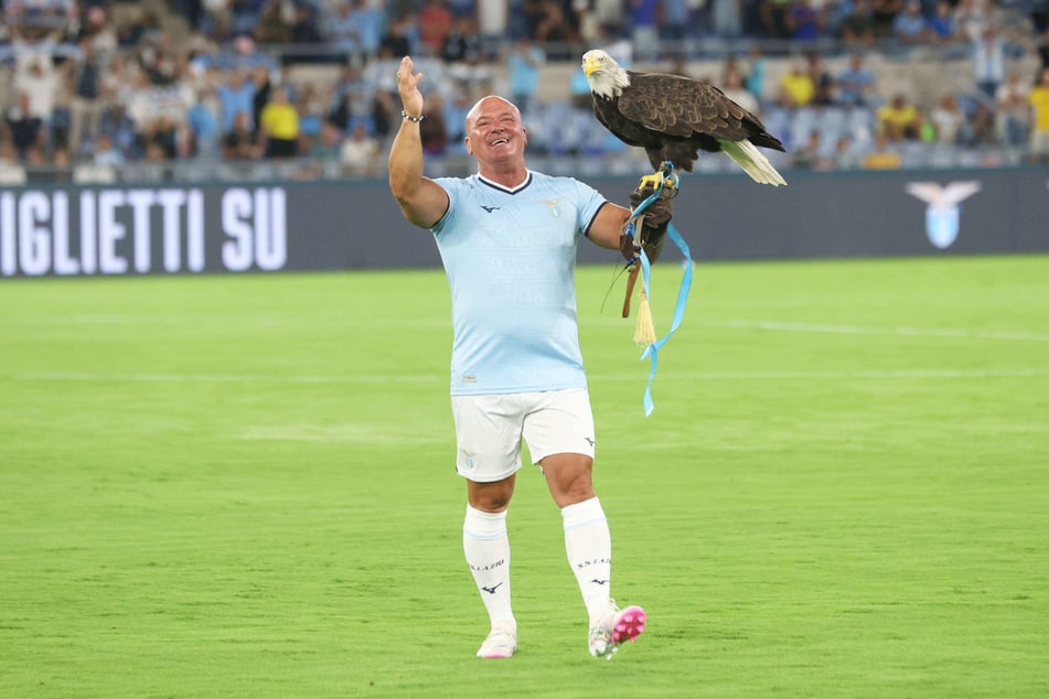 Eigentlich sorgt Juan Bernabé (56) gemeinsam mit Maskottchen Olimpia bei Lazio-Heimspielen für Stimmung, doch jetzt ist der Falkner seinen Job los.