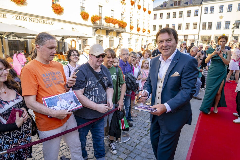 Fans standen beim Märchenfestival an, um ein Autogramm von "Prinz" Pavel Trávníček (74) zu bekommen.