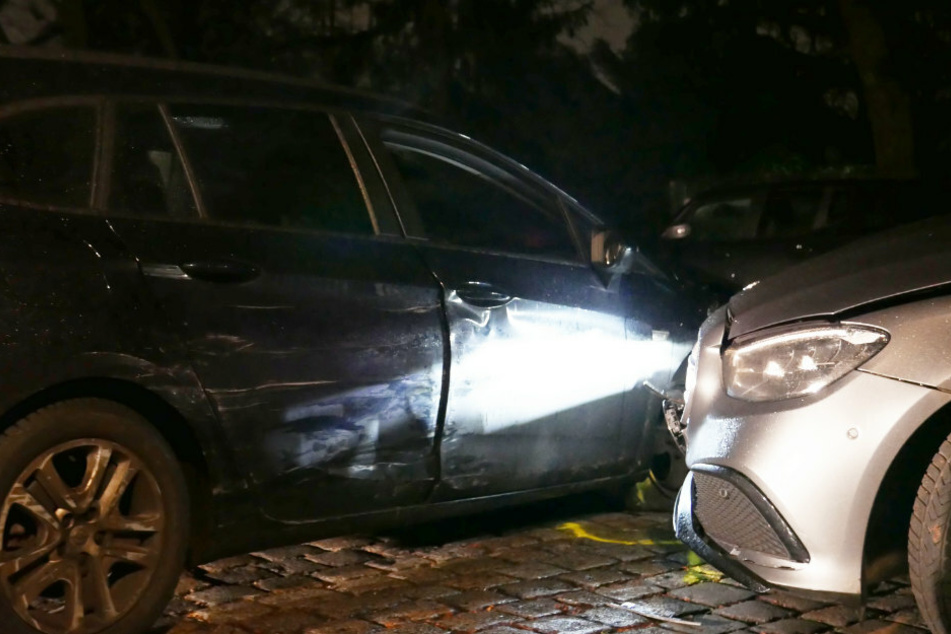 Der Fluchtwagen (r.) krachte in den Wagen der Zivilstreife an der Kreuzung Lichtenrader Straße/Selchower Straße.