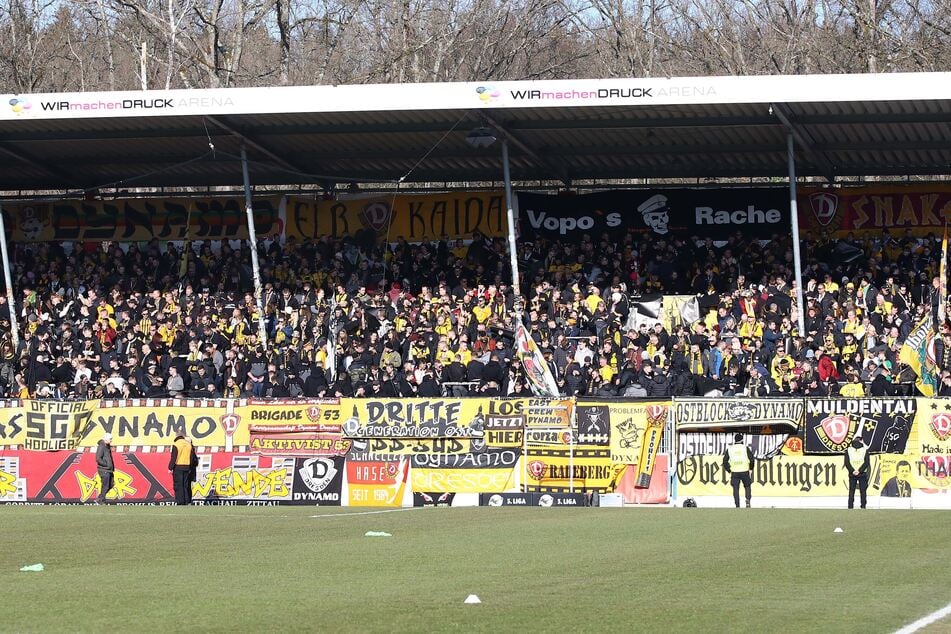 Zwei Fans von Dynamo Dresden griffen am Samstag vor dem Spiel eine Mitarbeiterin (19) der Security an, nun sucht die Polizei Zeugen.