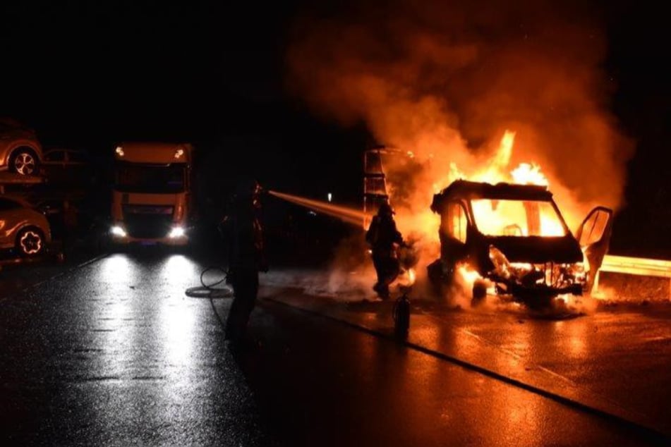 Unfall A2: Auto fackelt auf A2 komplett ab: Fahrer entgeht Unglück nur knapp