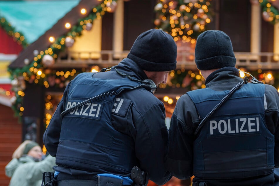 Bratwurst-Angriff auf dem Weihnachtsmarkt: 33-Jähriger rastet aus und schlägt Besucher