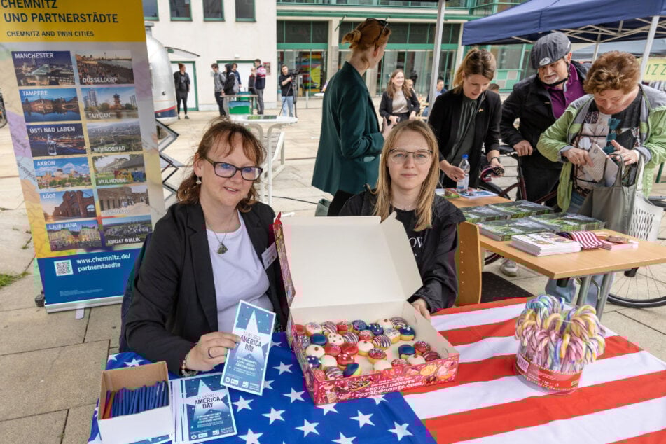 America Day 2023: Am Stand der Partnerstädte informierten die Stadtmitarbeiterinnen Corinna Kreher (l.) und Justine Seerig – dazu gab’s Stars-and-Stripes-Deko.