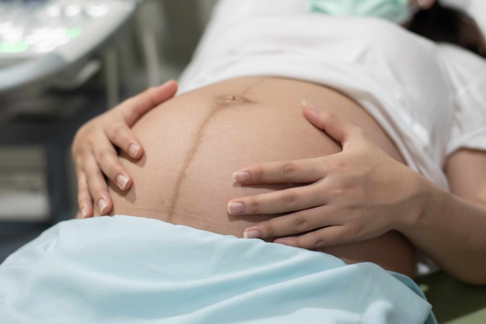 Wird bei einer Schwangeren ein Kaiserschnitt vorgenommen, kann das bei werdenden Vätern zu einem mulmigen Gefühl führen, auf das sie mit einer gewissen Schwäche reagieren können.