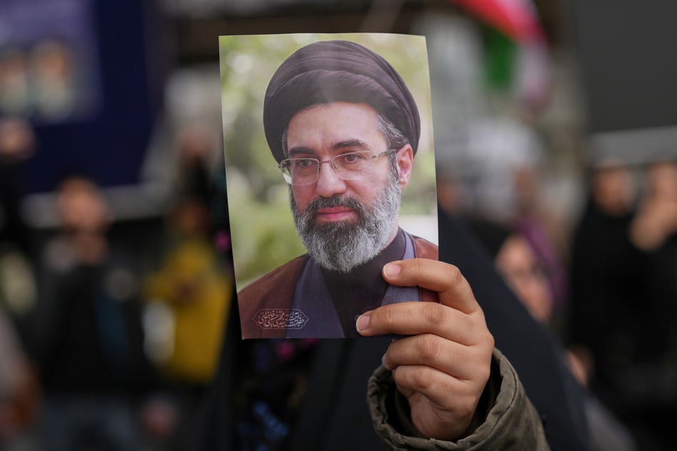 Der oberste iranische Führer Modschtaba Chamenei (56) ist im Iran seit Monaten nur noch auf Fotos zu sehen.