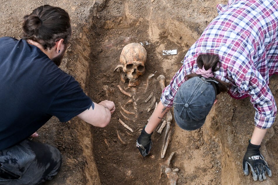 Seit Beginn der Forschungsgrabungen 2021 haben die Archäologen zahlreiche Entdeckungen wie beispielsweise dieses Grab gemacht.
