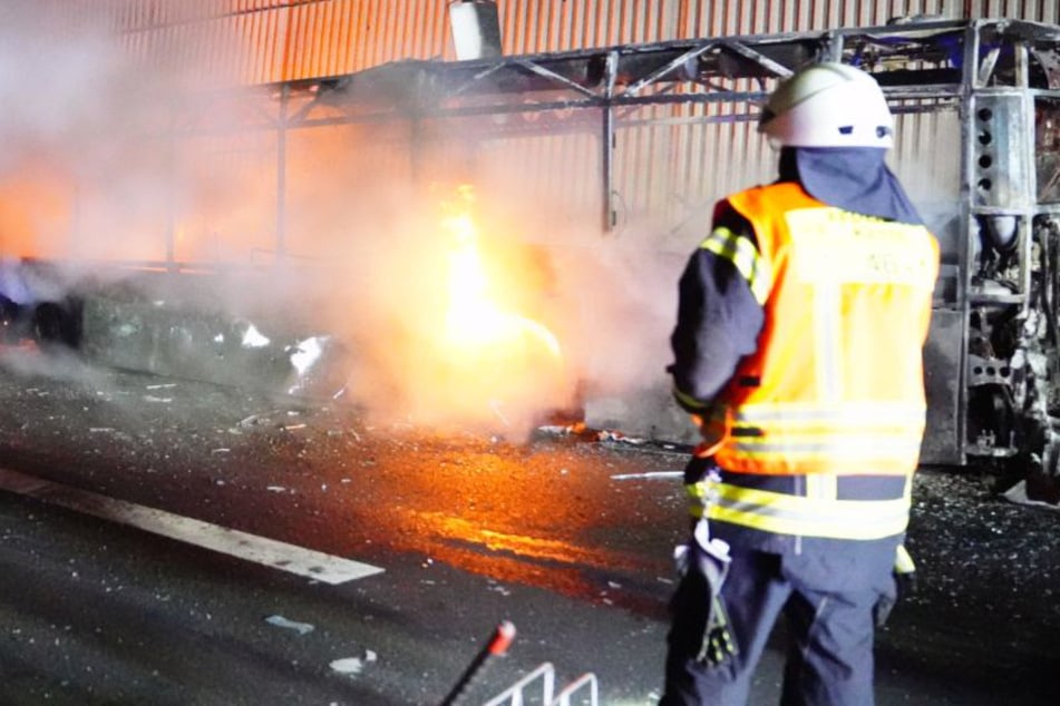 Unfall A7: Schock für Busfahrer auf der A7: Flammeninferno sorgt für Bild der Verwüstung