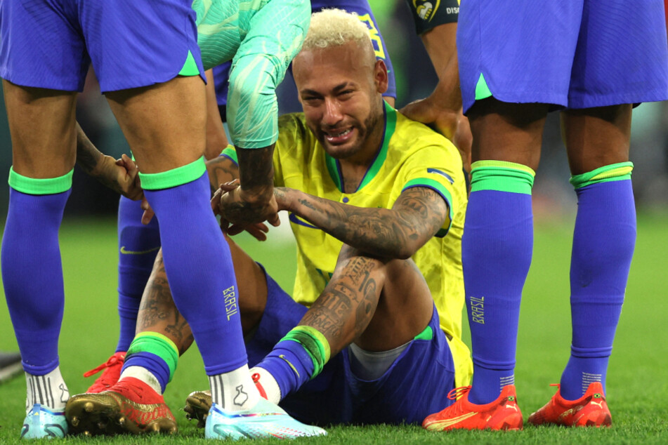 Brasiliens Superstar Neymar (30, am Boden) war nach dem Aus bei der WM sichtlich betrübt.
