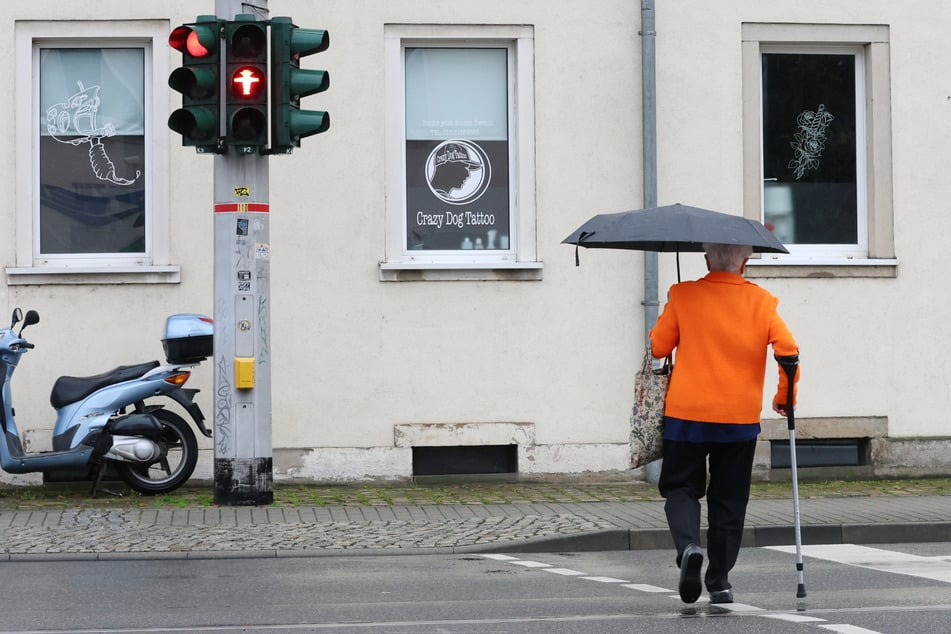 Die Ampel an der Pirnaer Landstraße (Ecke Dieselstraße) wird von vielen älteren Menschen genutzt, trotzdem ist die Grünphase knapp bemessen.