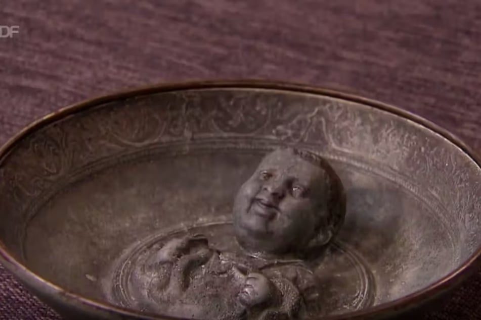 Der Teller zeigt den Halbgott Herkules, der laut einer Sage Schlangen mit bloßen Händen getötet hat.