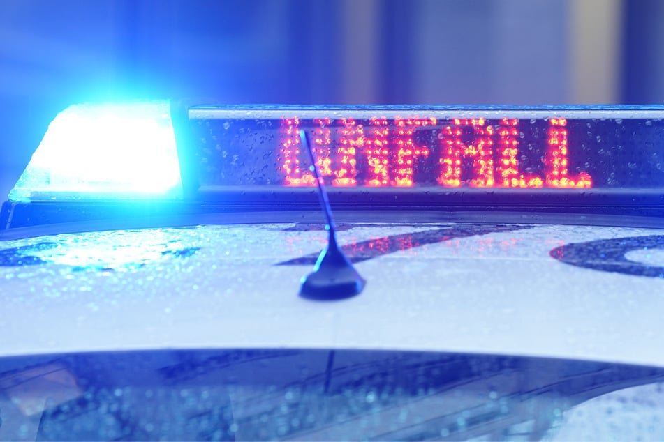 Autofahrer rammt Fußgängerin frontal: Frau erleidet schwere Verletzungen im Beckenbereich