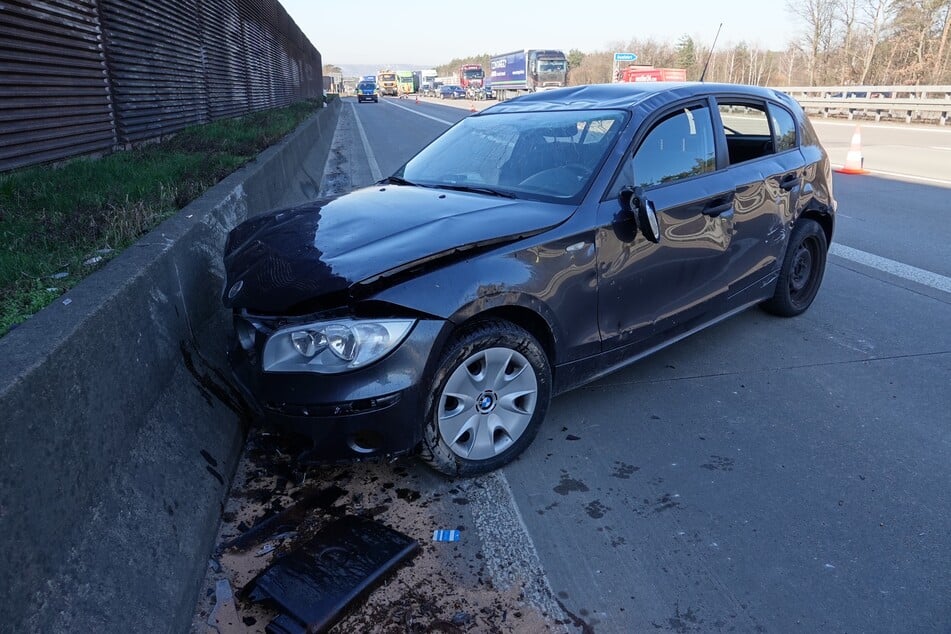 Das Auto überschlug sich und wurde gegen die Betonmauer geschleudert.