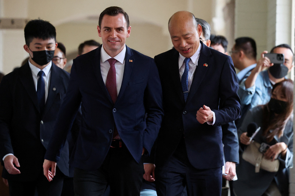 US Representative Mike Gallagher (c.), who chairs the House select committee on competition with China, walks with Taiwan's Speaker of the Parliament Han Kuo-yu (r.) in Taipei.