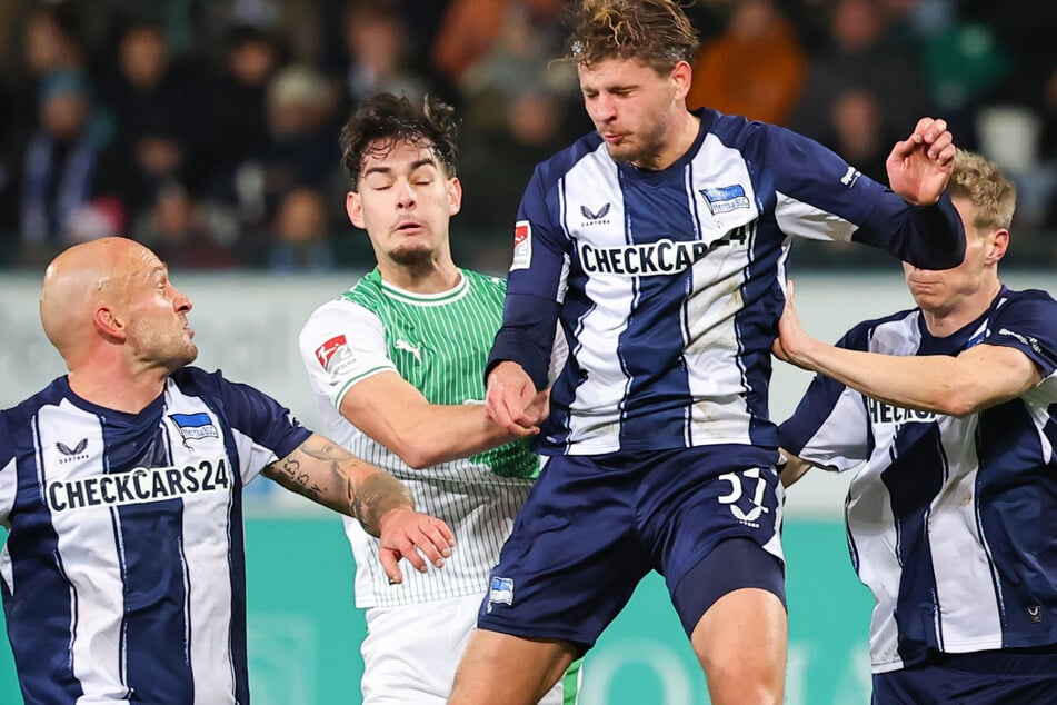 Herthas Abwehr um Toni Leistner (35, l.) und Marton Dardai (23, 2.v.r.) hat in Fürth viel zugelassen.