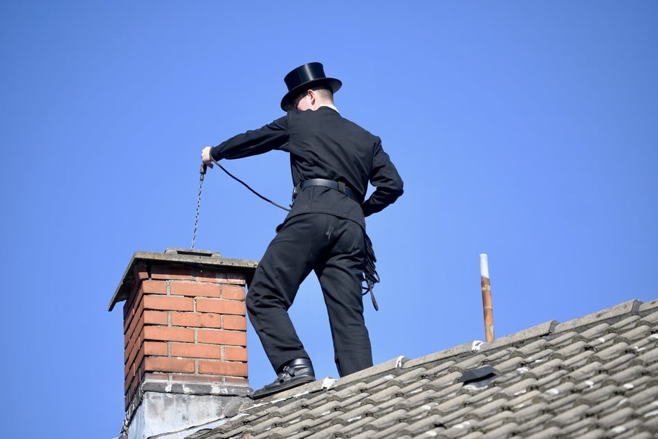 Wegen des Fachkräftemangels dürfen jetzt auch Nichtselbstständige in Sachsen Bezirksschornsteinfeger werden. (Symbolfoto)