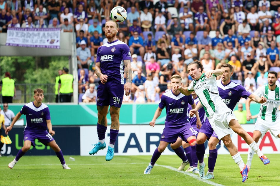 Marvin Stefaniak (l.) geht vor Rocco Reitz an den Ball.