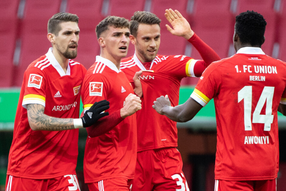 Torschütze Marcus Ingvartsen (2. v. r.) jubelt mit seinen Teamkollegen Robert Andrich (l.), Grischa Prömel und Taiwo Awoniyi (r.) über das 1:1.