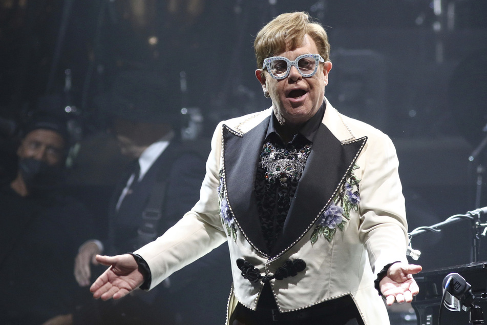 Nicht nur für seine Hits, auch für seine schrillen Outfits, insbesondere die extravaganten Brillenmodelle, ist der britische Sänger und Komponist Elton John (76) bekannt.
