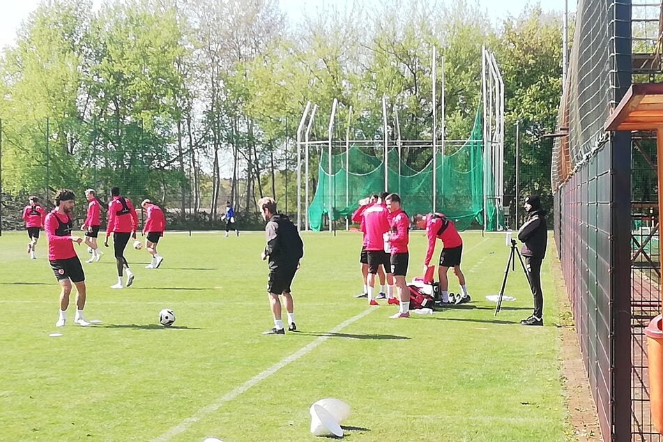 Engelhardt ist nicht der einzige angeschlagene: Dominik Pelivan (29, am Ball) und Axel Borgmann (31, an der Seite) absolvierten am Donnerstag ein reduziertes Programm.