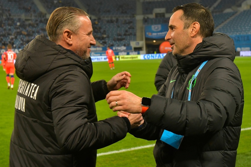 Der Ex-Bundesliga-Spieler von Energie Cottbus, Alemannia Aachen und dem 1. FC Kaiserslauter, Laurenţiu Aurelian Reghecampf (46, li.) begrüßt den gegnerischen Trainer Anton Petrea (46, re.).