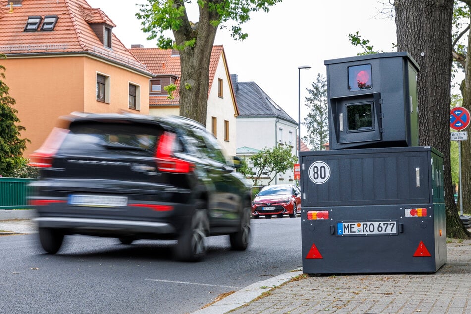 Im vergangenen Mai lauerte einer der beiden berüchtigten Blitz-Anhänger an der Kipsdorfer Straße (Blasewitz).