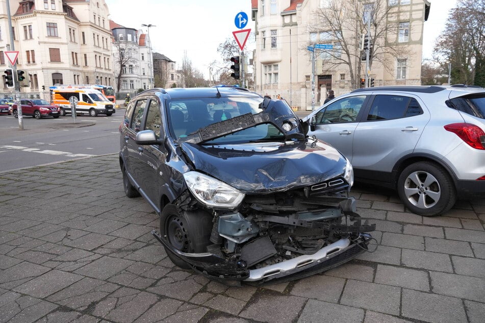 Auf der Kreuzung Karl-Heine-Straße und Erich-Zeigner-Allee sind am Dienstag ein Opel und ein Dacia zusammengestoßen.