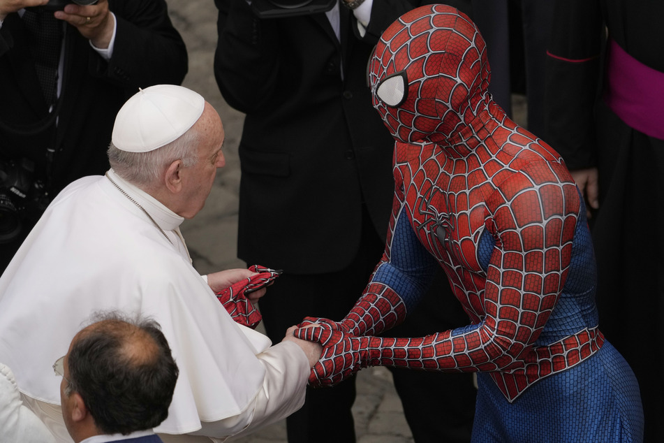 Ungewöhnlicher Handschlag im Vatikan: Der Papst und Spider-Man schüttelten sich am Mittwoch die Hände.